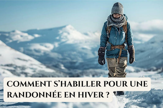 Personne marchant dans la neige bien au chaud dans ses habits